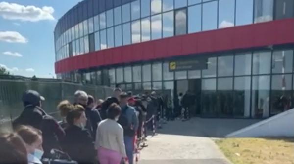 Zeci de români care s-au întors din Londra, blocați ore în șir pe un aeroport din România