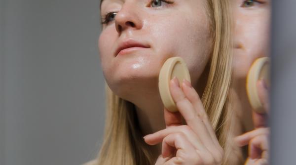 Amestecă sare cu miere: Rețeta secretă care șterge ridurile și te scapă de iritații și imperfecțiuni ale pielii