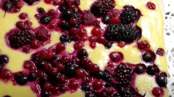Tartă cremoasă cu fructe de pădure. Este gata în câteva minute și are doar 130 de calorii