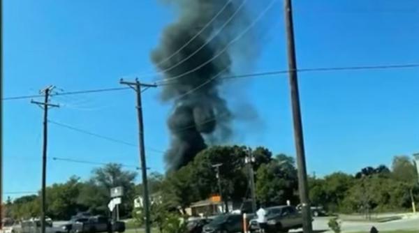 Un avion militar s-a prăbuşit în curtea unei case din Texas. Piloţii au fost spitalizaţi