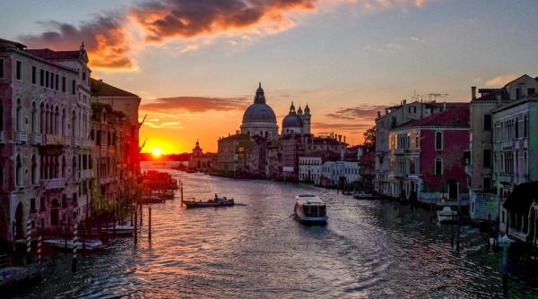 Imaginea care a înduioșat Planeta. Victimele Covid, omagiate inedit în Veneția