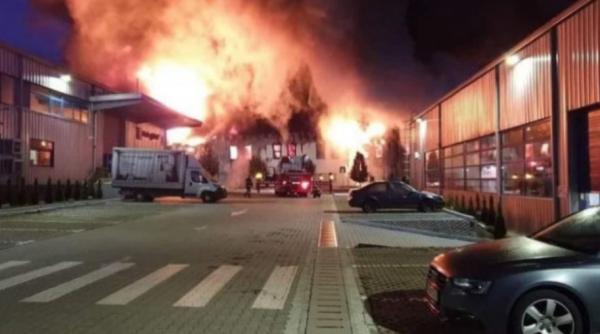 Incendiu uriaș în Parcul Industrial din Cluj-Napoca. S-a emis avertizare Ro-Alert