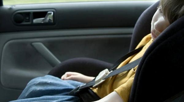 Panică în Vrancea.  Pompierii au deblocat un copil uitat în mașina părinților 