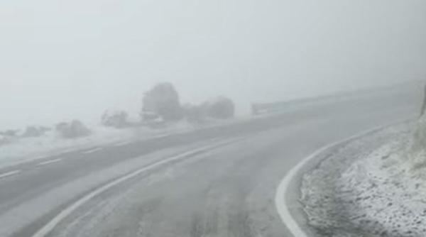 Prima zăpadă din acest sezon pe Transfăgărășan. Șoferii, atenționați să circule cu atenție - Video