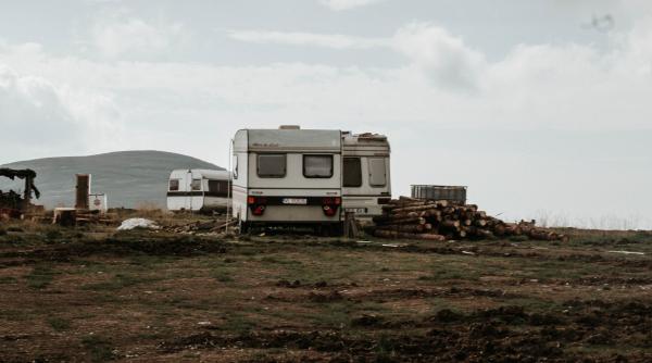 Un român stabilit în Spania i-a cumpărat unui om al străzii din Huși o rulotă. Găbărel trăiește de 13 ani într-o groapă în pământ