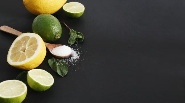 Amestecați o lingură de zahăr cu sucul unei lămâi. Un efect fantastic, în câteva minute