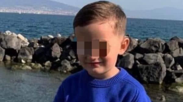 Italia. Azi a fost înmormântat copilul lăsat să cadă de la geam. Criminalul: „Nu l-am prins, m-am dus să mănânc o pizza”