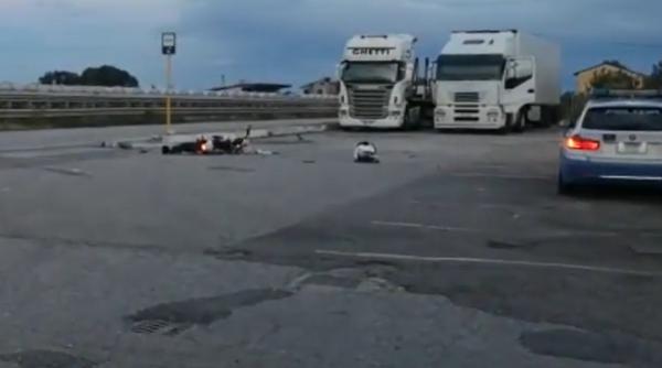 Un român a călcat cu TIR-ul un motociclist la intrarea într-o benzinărie, în Italia: Șoferul de TIR, la un pas să fie linșat