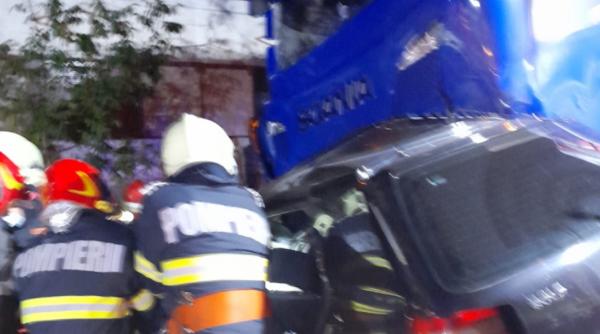 Accident teribil în Caraș-Severin. Patru morți după ce o mașină s-a izbit de un TIR