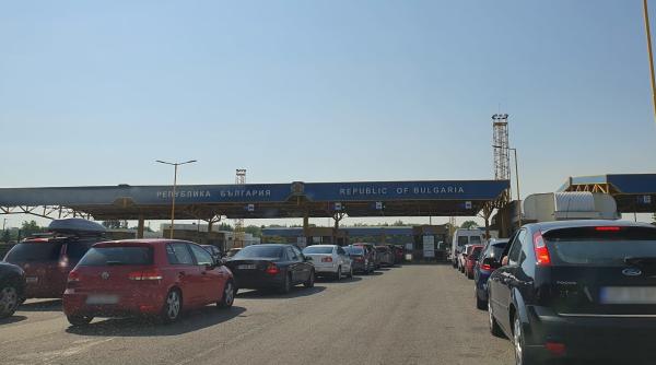 Aglomerație în vămi: Aproape 70.000 de români au părăsit țara într-o singură zi. 20 dintre ei au fost opriți la graniță