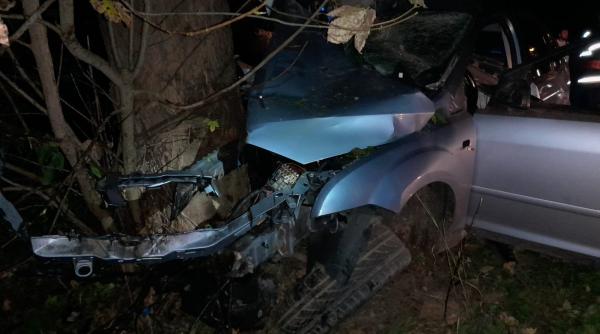 Tânăr de 17 ani, MORT într-un accident cumplit în Suceava. În mașina care s-a făcut praf se mai aflau 2 prieteni