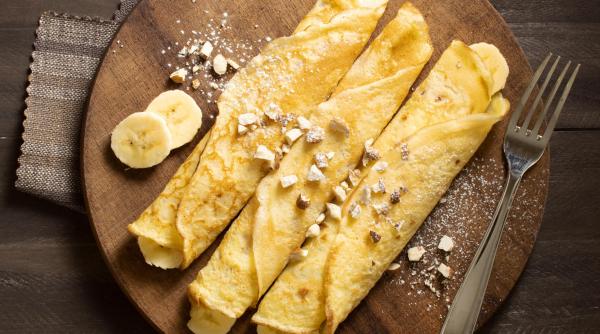 Blini sau clătite rusești, rețeta tradițională savuroasă a gospodinelor. Mai mult decât o clătită, un simbol al Soarelui