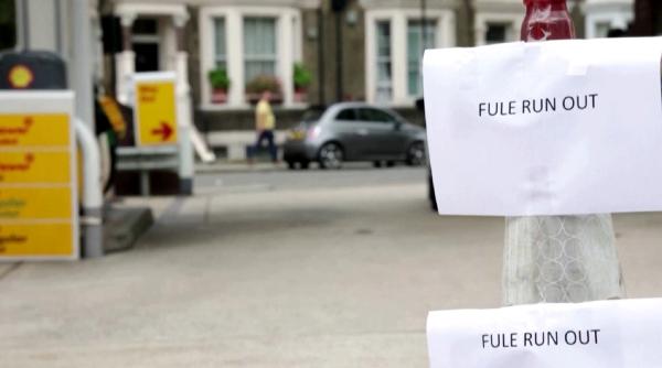 Criza post-Brexit din Marea Britanie ia amploare. Cozi uriașe la pompe, mii de benzinării au rămas fără combustibil