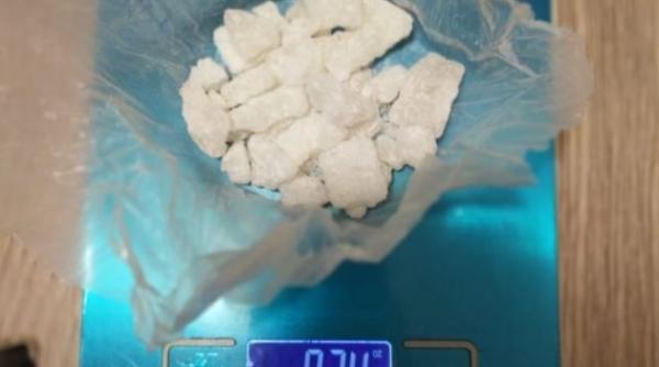 Percheziţii la traficanți români de droguri. Liderul grupării le cumpăra din Olanda prin intermediul firmelor de curierat  