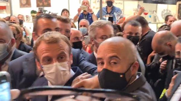 Președintele Franței, Emmanuel Macron, atacat cu un ou la o expoziție din Lyon