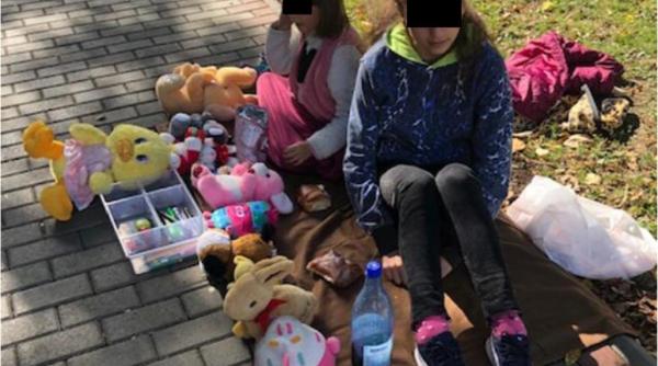Două fetițe românce își vând jucăriile pe stradă, după ce tatăl lor a murit în Franța: „Suntem acasă şase fraţi“