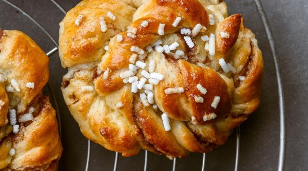 Kanelbullar - chifle suedeze de scorțișoară, moi, aromate și pufoase. Vor deveni desertul preferat!