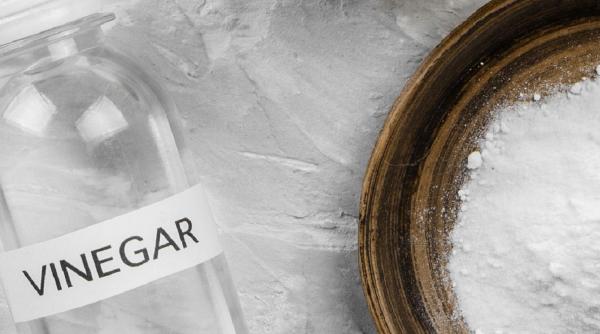 Puneți într-un pahar cu apă caldă o lingură de oțet și un vârf de bicarbonat. Un miracol pentru sănătate!