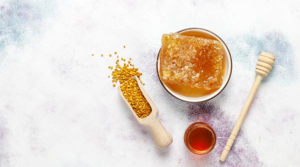 Amestecați trei linguri de miere cu una de zahăr brun. Creează cel mai bun truc de frumusețe la tine acasă!