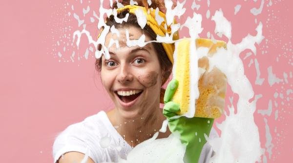 Ferestre curate, chiar și după ploaie: Ingredientul secret al bunicii, care ține praful și murdăria la distanță