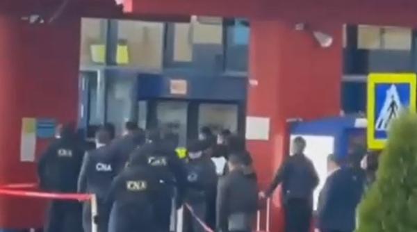 Percheziții pe aeroport: Polițiști de frontieră ar fi luat bani pentru a permite încălcarea regulilor anti-Covid la îmbarcarea în avioane