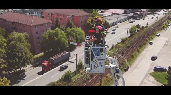 Un pompier români și-a cerut iubita în căsătorie la 35 metri înălțime, în nacela autospecialei