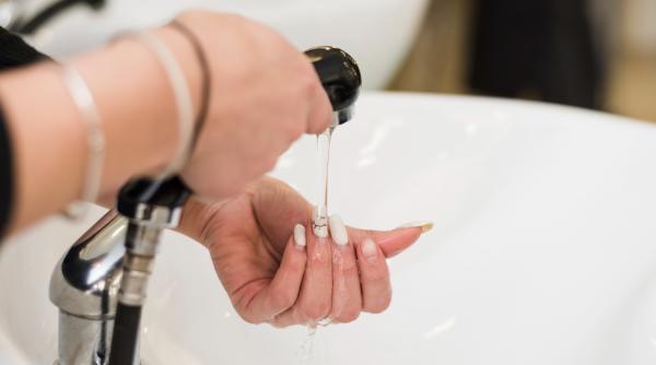 Depunerile de calcar de pe capul de duș și robinet rămân o amintire: Secretul să cureți simplu și eficient „piatra“ cu ce ai la îndemână în casă