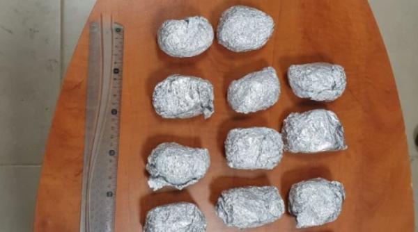 Român, arestat în timp ce ridica colete trimise din Olanda. Cutiile era pline cu substanţe psihoactive 