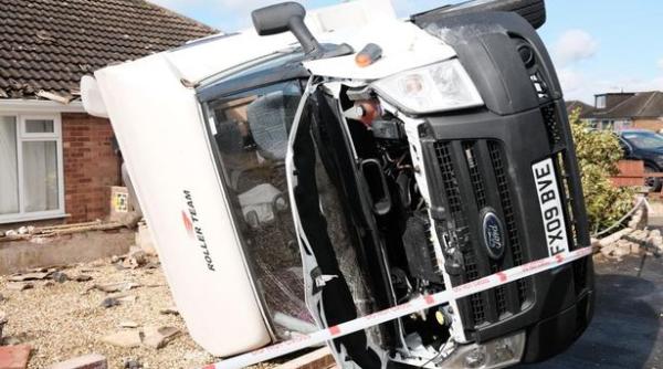 Anglia. Zeci de case și mașini, distruse de o tornadă. Localnicii sunt disperați