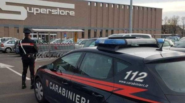 Italia. O româncă a golit raftul cu cosmetice. A pus în geantă produse de o mie de euro, dar a fost prinsă