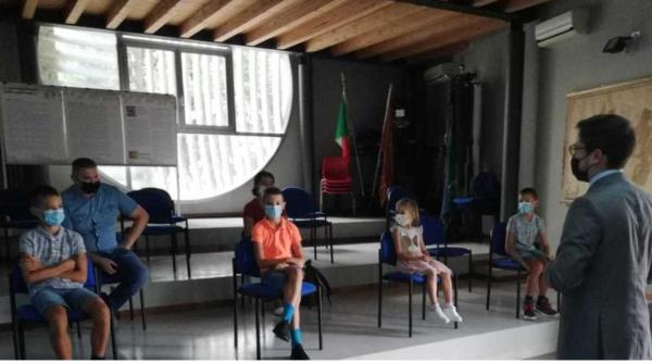 Patru frățiori români, nu mai mari de 10 ani, au impresionat un oraș întreg din Italia. Mama: „Pentru noi, copiii au făcut un 'lucru normal'"