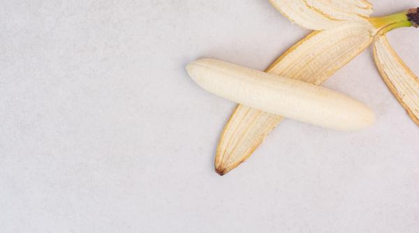 Așezați câteva coji de banane sub carne, înainte de a o introduce în cuptor. Un truc incredibil pentru friptura ta!