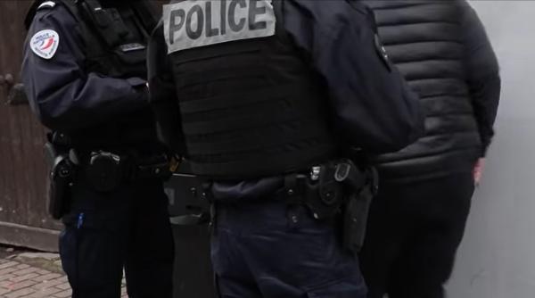 Franța. Microbuz cu români, blocat de polițiști. Toți pasagerii, arestați pe loc