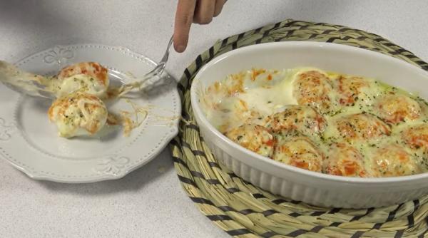 Ouă umplute cu carne tocată la cuptor. O rețetă cremoasă și delicioasă, ideală pentru un prânz rapid