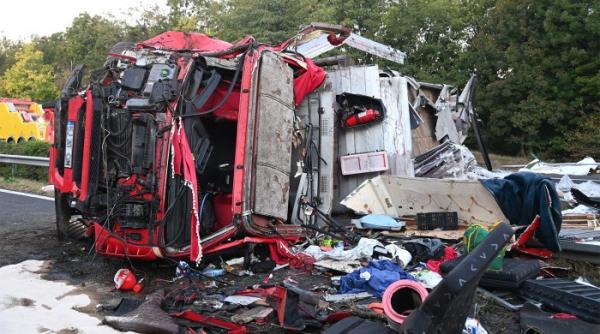 Camion românesc, răsturnat pe Autostradă în Ungaria: Mai multe mașini avariate, trafic blocat