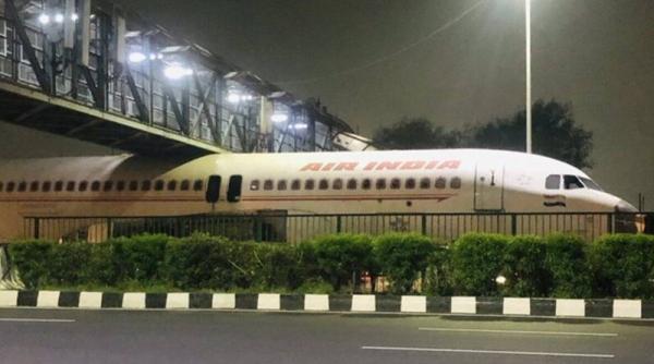 India. Un avion, „parcat” printre mașini. Oamenii s-au speriat zdravăn