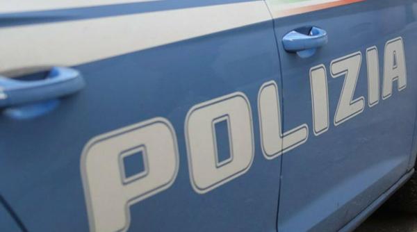 Italia. Româncă, prinsă la furat într-un magazin de cosmetice. Femeia ascundea bunurile în căruciorul fiicei sale