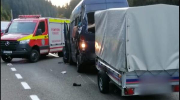 O româncă a murit după impactul dintre un microbuz și un TIR. Altă persoană, în stare gravă