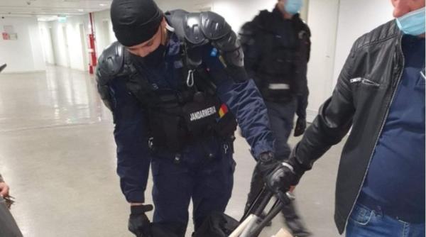 Un suporter al FCU Craiova a murit pe stadion. Jandarmii au confiscat mai multe bâte și petarde