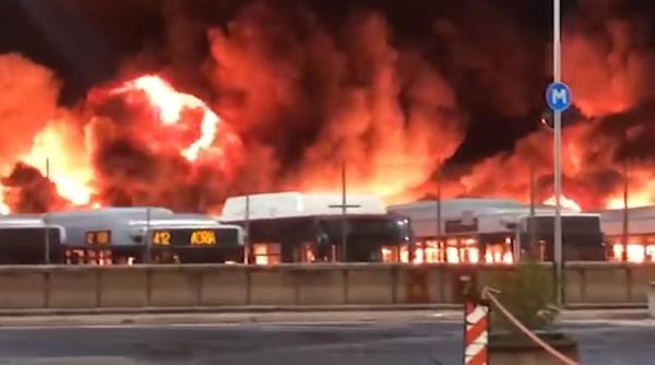 Incendiu de proporții la Roma: Zeci de autobuze au fost devastate de flăcări