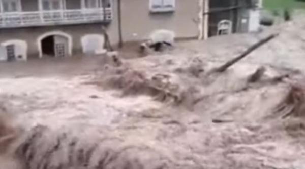 Inundații de proporții în Italia și Franța. Apa a acoperit cu drumurile și a luat pe sus mașinile