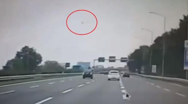 Primele imagini cu avionul prăbușit la Milano. Momentul a fost surprins de o cameră de bord