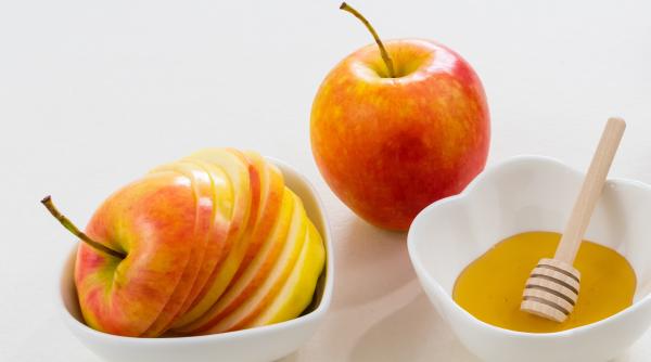 Răzuiți un măr, adăugați o lingură de miere și lăsați amestecul să acționeze 15 minute. Un truc magnific!