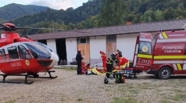 Un mort şi doi răniţi, după ce tractorul în care se aflau a căzut de pe o punte de lemn, care s-a rupt