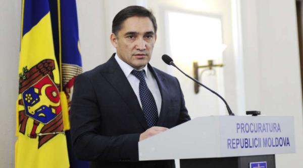 Acuzații la nivel înalt. Procurorul general al Moldovei, „luat pe sus” de mascați