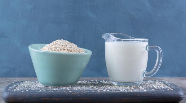 Amestecă 3 linguri de orez cu 2 linguri de lapte și o linguriță de miere. Lasă să acționeze câteva minute și vei observa efectul miraculos