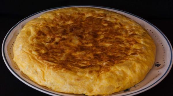 Omletă de cartofi la cuptorul cu microunde. Este la fel de delicioasă și sățioasă