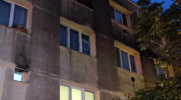 Un mort și zeci de persoane evacuate, după un incendiu într-o garsonieră, la Brașov