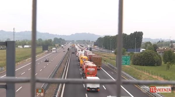 Italia. Șofer român de TIR, în stare gravă la spital după ce s-a băgat sub camion să verifice frânele