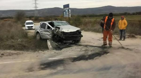 Mașină, aflată în depășire, spulberată de un TIR, la Avrig. Un bărbat a ajuns la spital